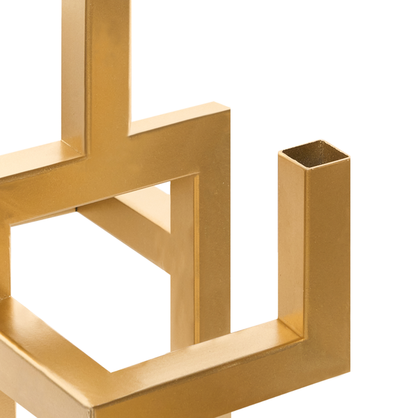 Detailansicht eines abstrakten, goldenen Metallgestells.