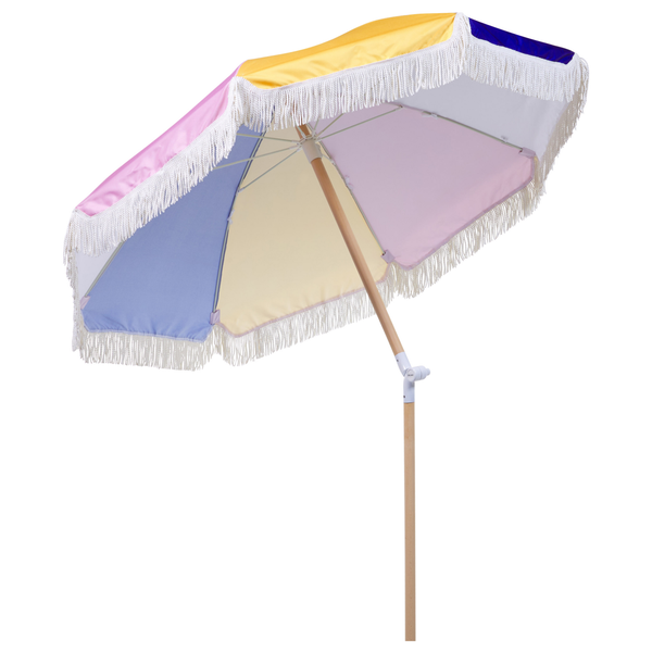 Sonnenschirm mit Holzstock und mehrfarbigem Stoffdach mit weißen Fransen am Rand.