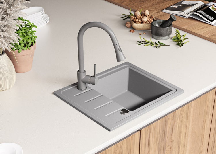 Küchenszene mit grauer Spüle und Armatur auf einer Arbeitsplatte