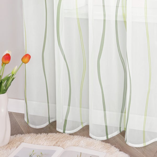 Dekorativer Fenstervorhang mit Streifenmuster und Blumenvase auf dem Boden