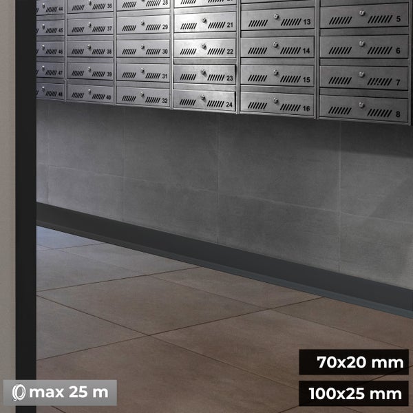 Sockelleiste als Kantenschutz montiert in einem modernen Treppenhaus vor einer gefliesten Wand mit Briefkastenanlage.