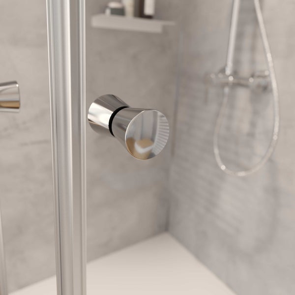 Verchromter Rundknopf für Duschkabinentüren aus Glas im modernen Badezimmer.