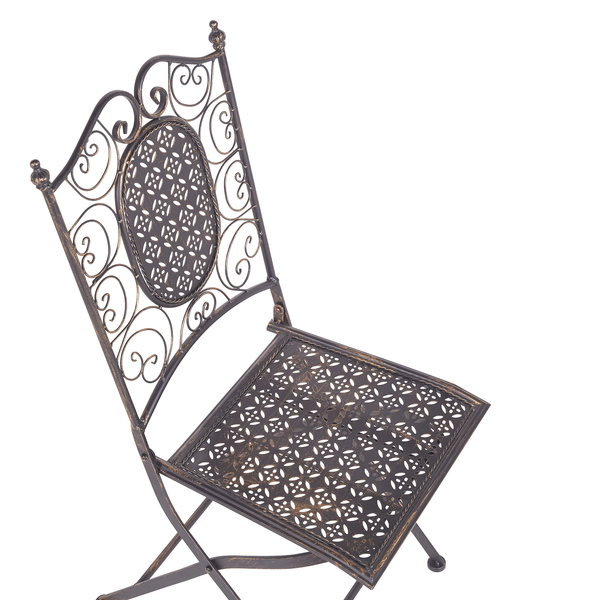 Klappbarer Gartenstuhl aus Metall im Antik-Stil mit dekorativen Ornamenten an Rückenlehne und Sitzfläche.
