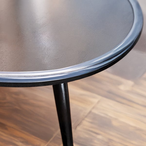 Detailansicht eines runden Tisches mit Tischbein