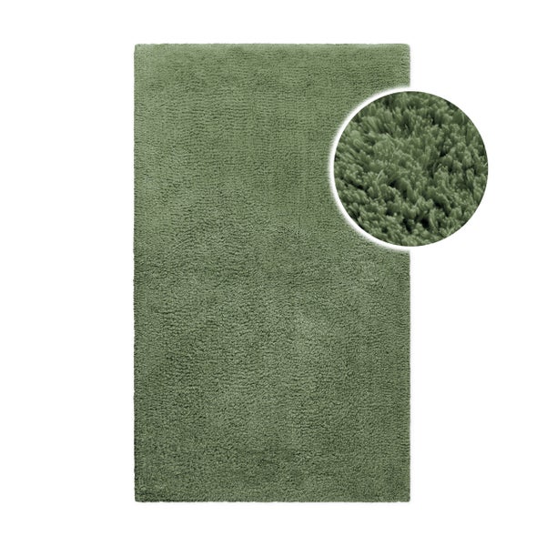 Hochfloriger Badteppich in Salbeigrün mit Detailansicht der Faserstruktur.