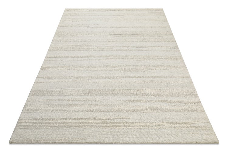 Strukturierter Teppich in Beige mit horizontalem Linienmuster.