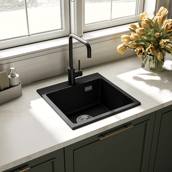 Einbau-Spülbecken mit hohem Wasserhahn in moderner Küche mit hellen Arbeitsplatten und dunklen Schränken