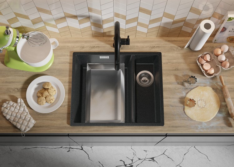 Küchenszene mit Spüle, Armatur und Backutensilien auf einer Arbeitsplatte.