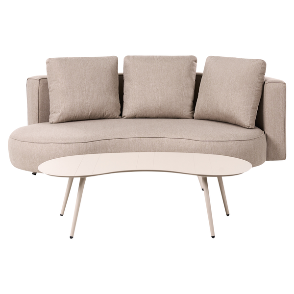 Sofa mit drei Kissen und einem Tisch