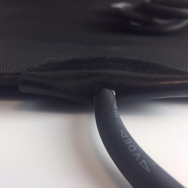 Detailaufnahme eines schwarzen Stromkabels