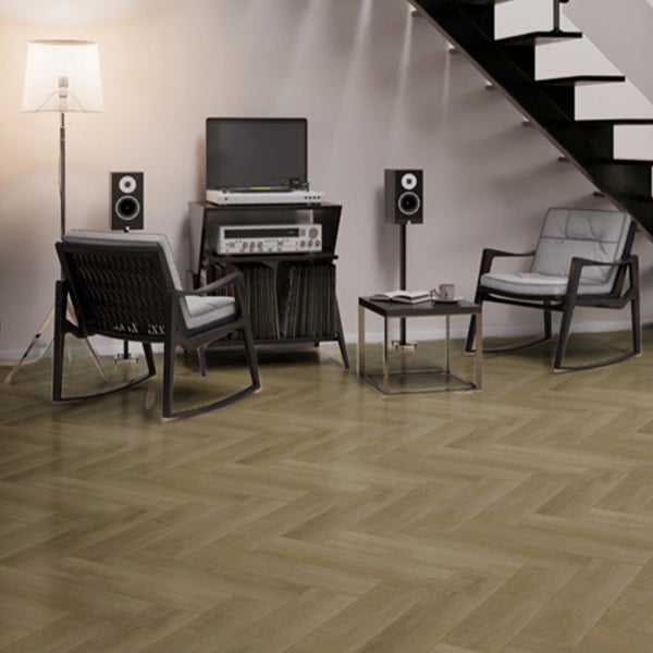 Wohnzimmer mit Fischgrätparkett, Plattenspieler, Lautsprechern und Sesseln unter einer Treppe