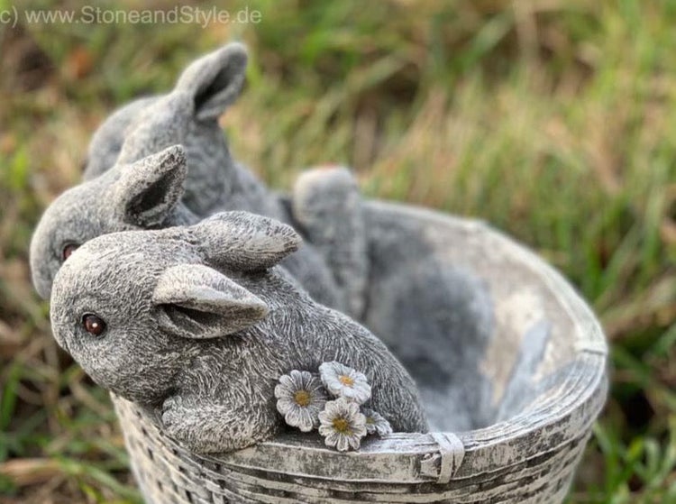 Steinfigur Osterhasen im Korb aus witterungsbeständigem Steinguss zur Dekoration für den Garten