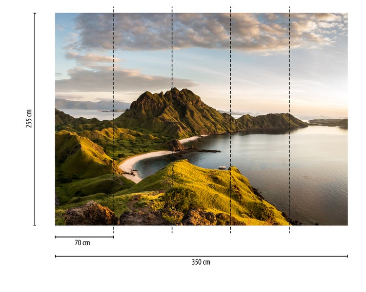 Fototapete mit Küstenlandschaft, grünen Hügeln und Strand, Maße 350 mal 255 Zentimeter, bestehend aus 5 Bahnen.