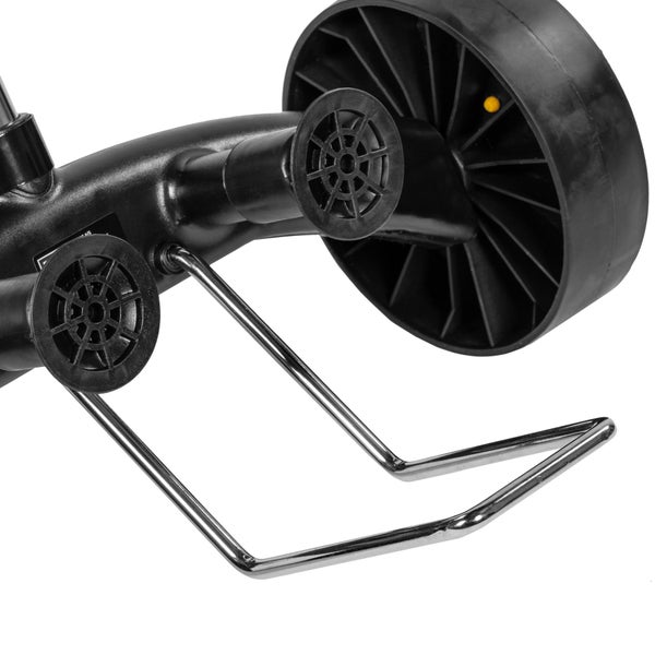 Detailansicht eines schwarzen Rasensprengers mit Rädern und Metallständer