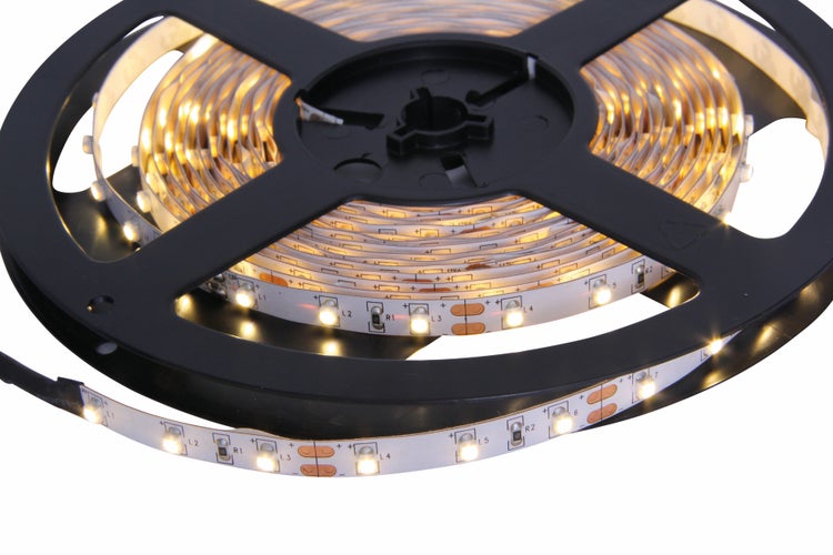 Überdachte Terrasse mit Gartenmöbeln und Deckenleuchten