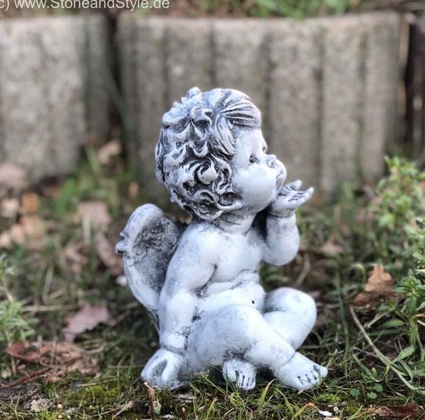 Gartenfigur sitzender Engel aus Steinguss, handgefertigte Dekorationsfigur für den Garten.