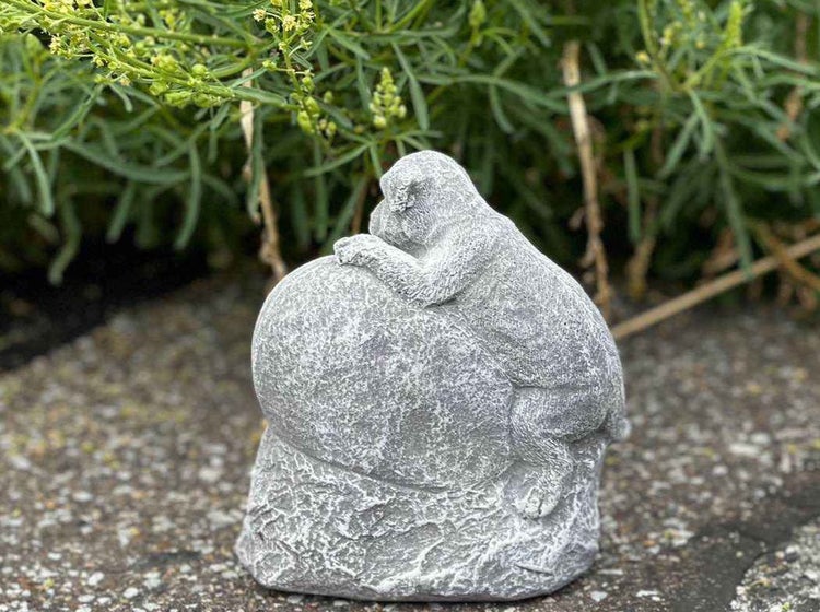Steinfigur Affe als Gartenfigur aus witterungsbeständigem Material