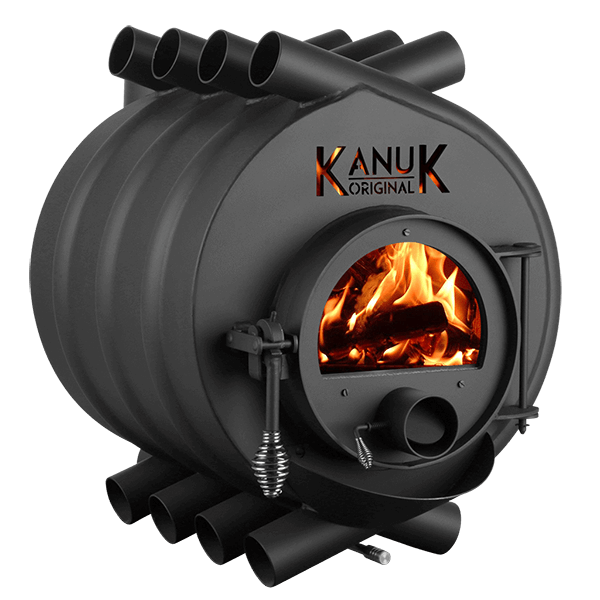 Kanuk Original Warmluftofen mit zylindrischem Korpus, Konvektionsrohren, brennendem Feuer hinter der Glasscheibe und Kanuk Original Logo.