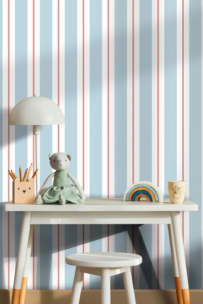 Kinderzimmer mit gestreifter Tapete, Schreibtisch, Lampe und Spielzeug