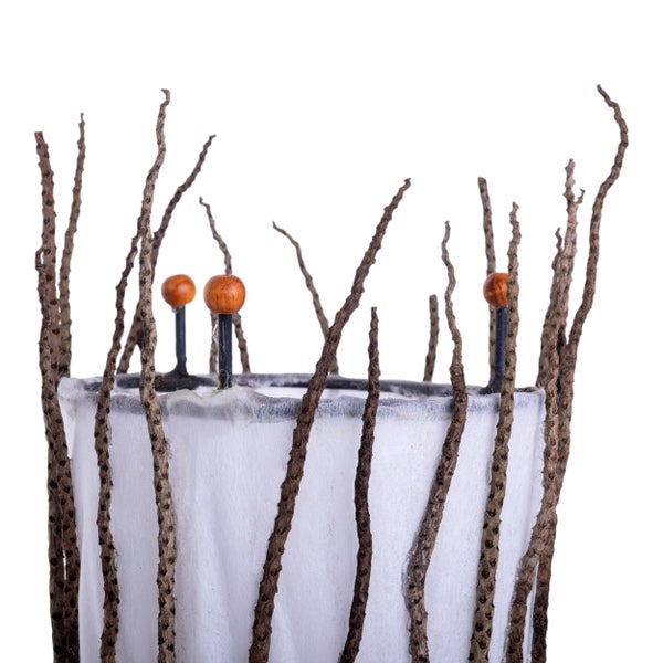 Dekorative Vase mit Ästen und Kugelaufsätzen