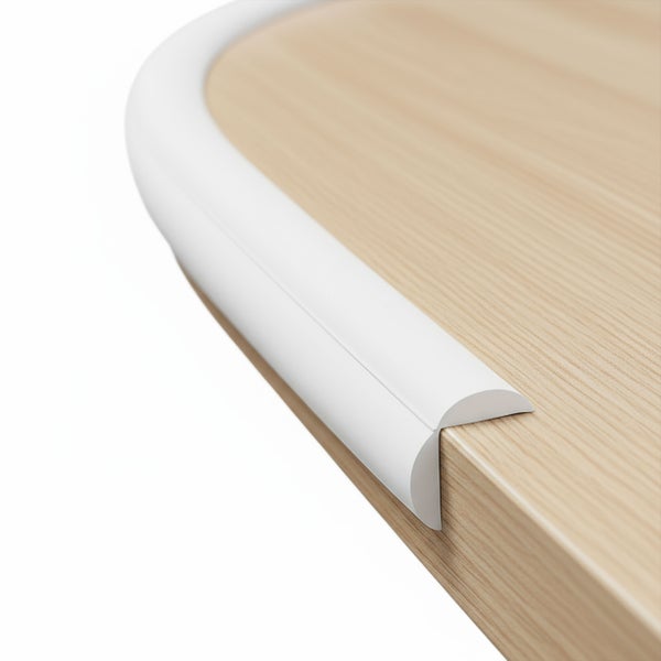 Weißer Kantenschutz an einer Tischkante