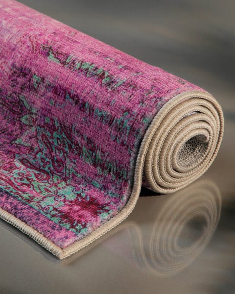 Eingerollter Teppich mit Vintage-Muster und umkettelten Kanten.