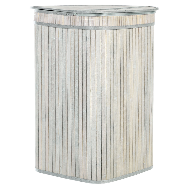 Quadratischer Sonnenschirm mit Holzstock und dunkelblauem Bezug auf einer hellen Terrasse mit Blick auf das Meer.