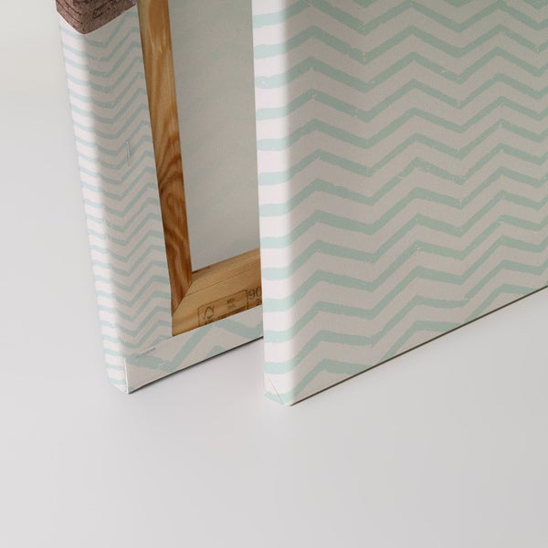 Detailansicht einer Leinwand mit Zickzackmuster und Holzrahmen