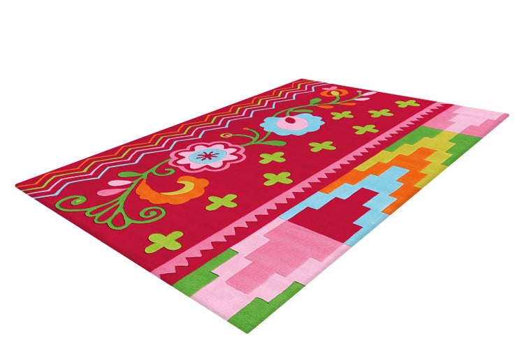 Bunter Kinderteppich mit Blumenmustern, Zickzacklinien und geometrischen Randelementen auf rotem Hintergrund.