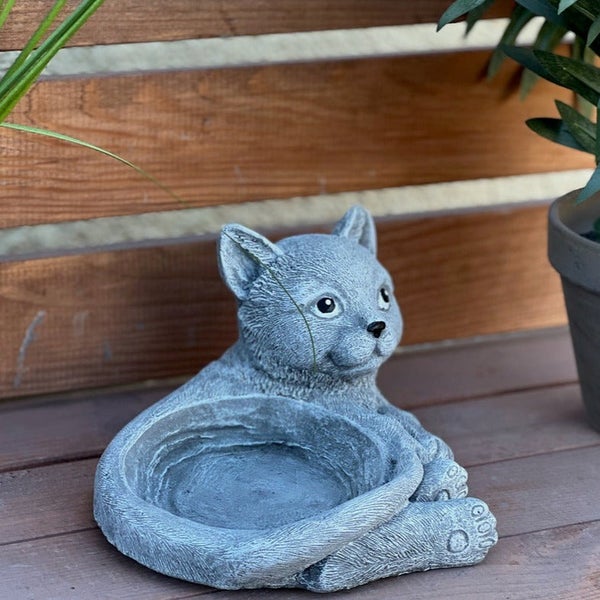Gartenfigur Katze mit Futternapf aus Steinguss, dekorative Tierfigur als Pflanzgefäß oder Wasserschale für den Garten.