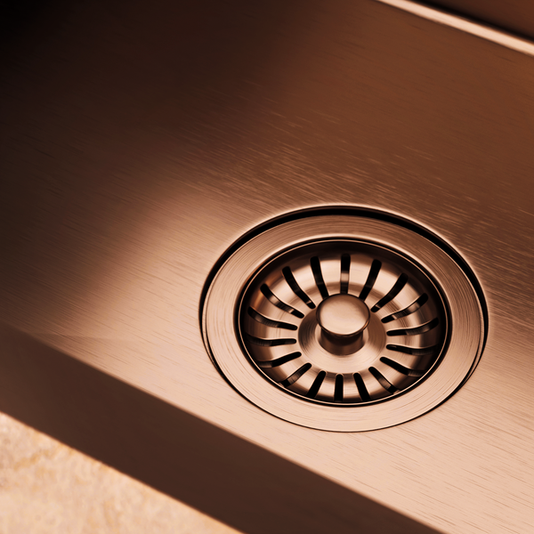 Einbau-Küchenspüle aus gebürstetem Metall mit integriertem Siebkorbventil.