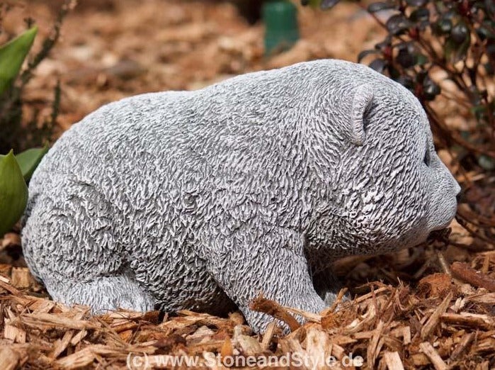 Dekorative Gartenfigur in Form eines jungen Bären aus wetterfestem Steinguss für die Gartendekoration.