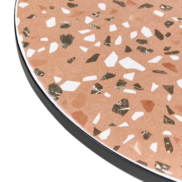 Detailansicht einer Tischplatte mit Terrazzo-Muster und schwarzem Rand