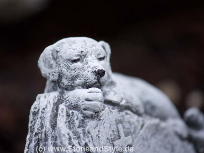 Gartenfigur in Form eines liegenden Hundes aus Stein für die Gartendekoration