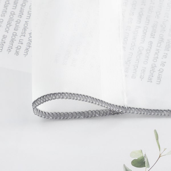 Detail einer Gardine mit Textdruck