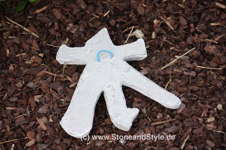 Dekorative Gartenfigur in Form eines stilisierten menschenähnlichen Wesens aus Stein mit Aufhängung für die Wandmontage.