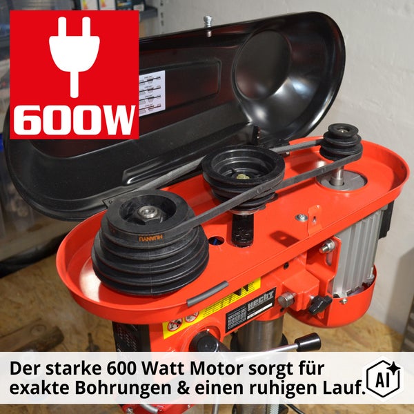 Offenes Gehäuse einer Hecht Tischbohrmaschine mit 600 Watt Elektromotor Keilriemenantrieb und einstellbaren Geschwindigkeitsstufen