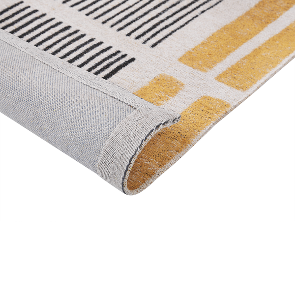 Teppich mit geometrischem Muster und umgeschlagenem Rand