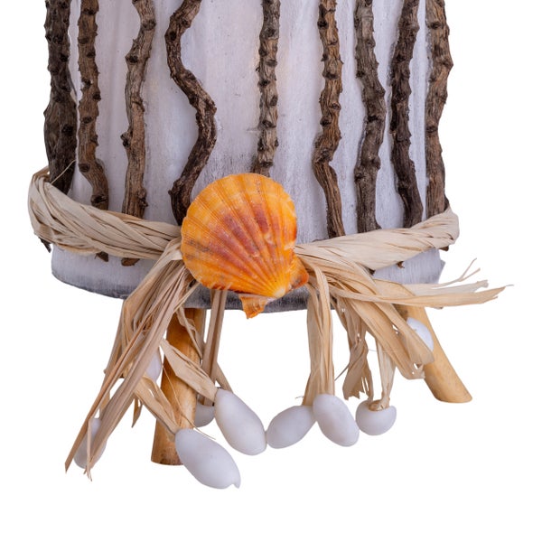 Dekorationselement mit Muschel und Zweigen