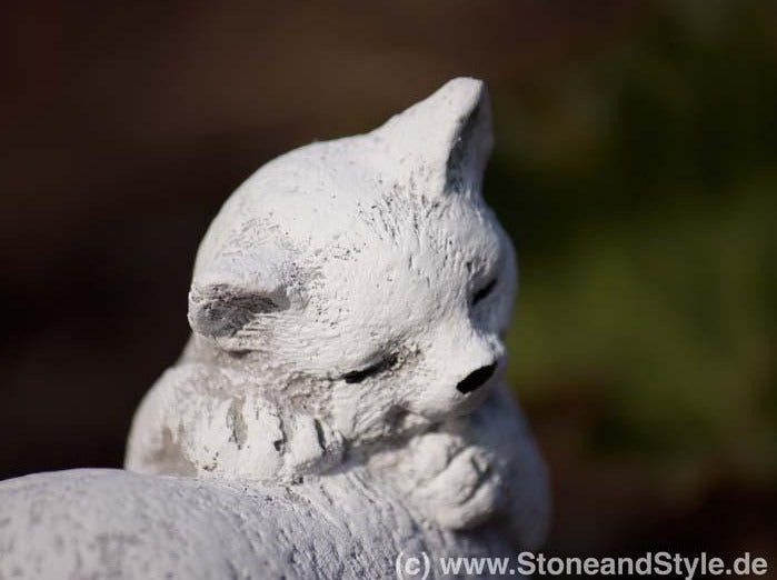 Dekorative Gartenfigur in Form einer liegenden Katze aus Stein