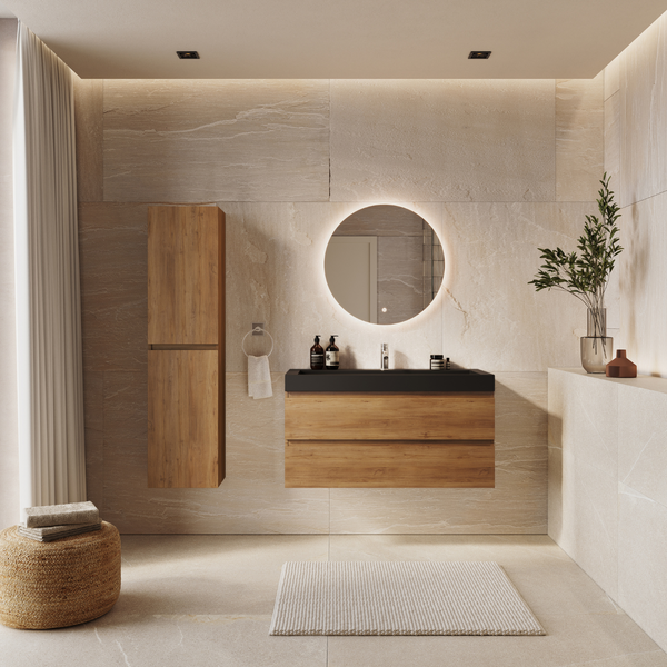 Modernes Badezimmer mit Waschtisch aus Holz, rundem LED Spiegel und hohem Badschrank vor strukturierten Steinwandfliesen.