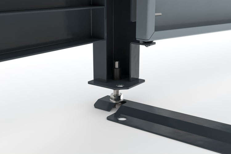 Detailansicht eines Metallregals mit verstellbaren Füßen für den Ausgleich von Bodenunebenheiten.