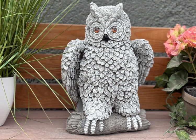 Detaillierte Eulen Gartenfigur aus Kunststein, sitzend auf einem Ast, als dekorative Gartenskulptur für den Außenbereich.