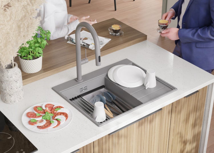 Küchenszene mit Spüle, Geschirr, Armatur und Speisen auf der Arbeitsplatte