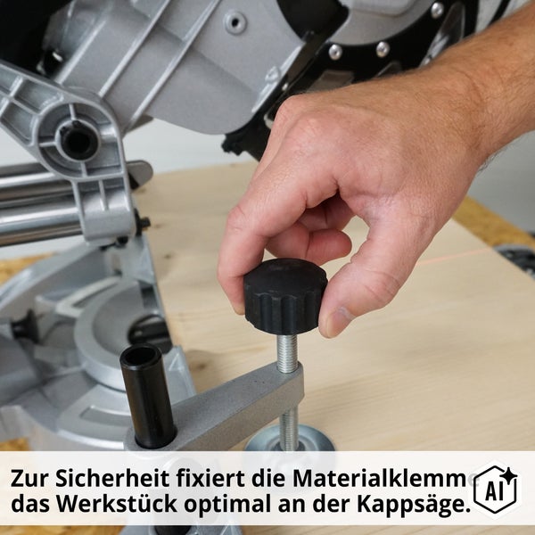 Eine Hand bedient die Materialklemme einer Kappsäge zur sicheren Befestigung des Werkstücks auf dem Sägetisch.
