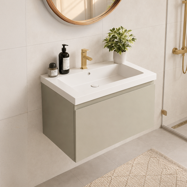 Wandmontierter Waschtisch mit Unterschrank in modernem Design und goldfarbener Armatur in einem hellen Badezimmer.