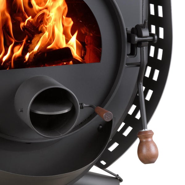 Detailansicht eines Kaminofens mit Flammen, Luftzufuhrregler und Rüttelstange