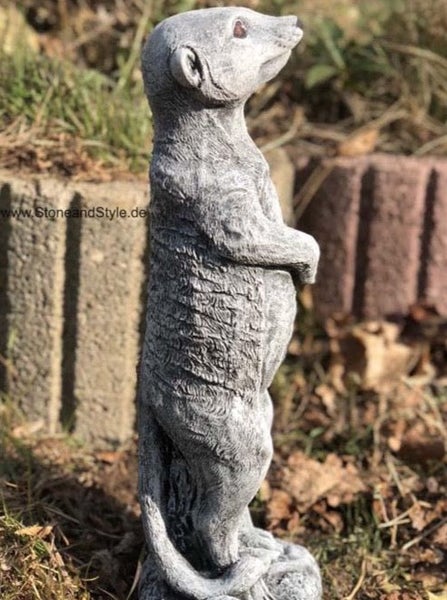Stehende Erdmännchen Gartenfigur aus Stein zur Dekoration.