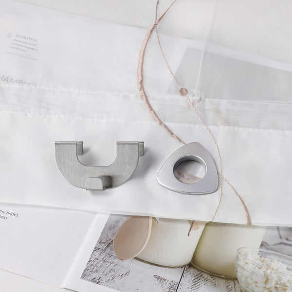 Gardinenhaken und Gardinenband auf einer Zeitschrift