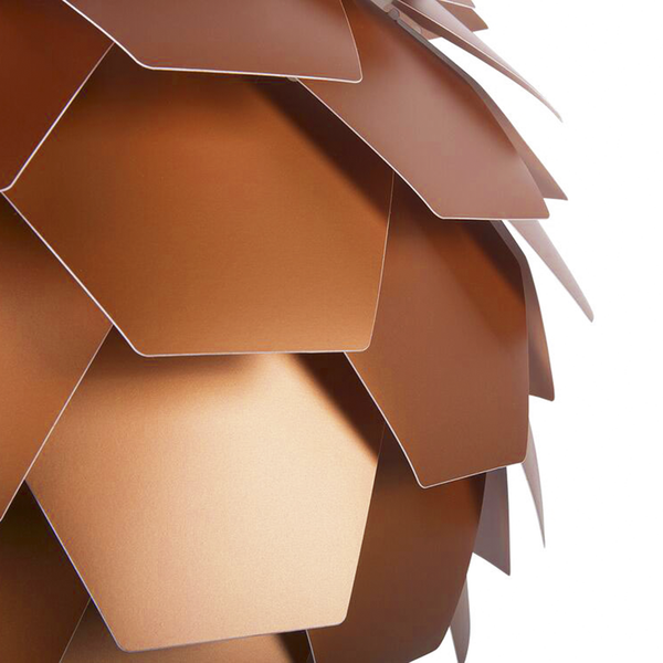 Nahaufnahme einer Pendelleuchte mit dekorativem Design